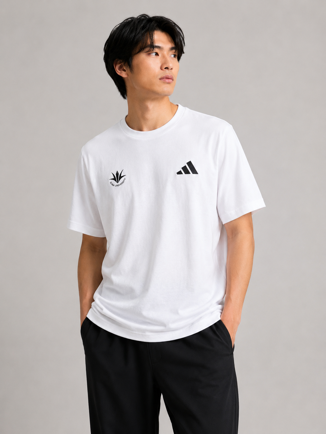 【アディダス×創価大学】エッセンシャルズ プラス ルーズフィット スモールロゴ 半袖Tシャツ（ホワイト）