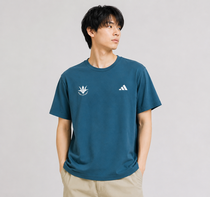 【アディダス×創価大学】エッセンシャルズ プラス ルーズフィット スモールロゴ 半袖Tシャツ（ダスキーペトロール）（ブルー）