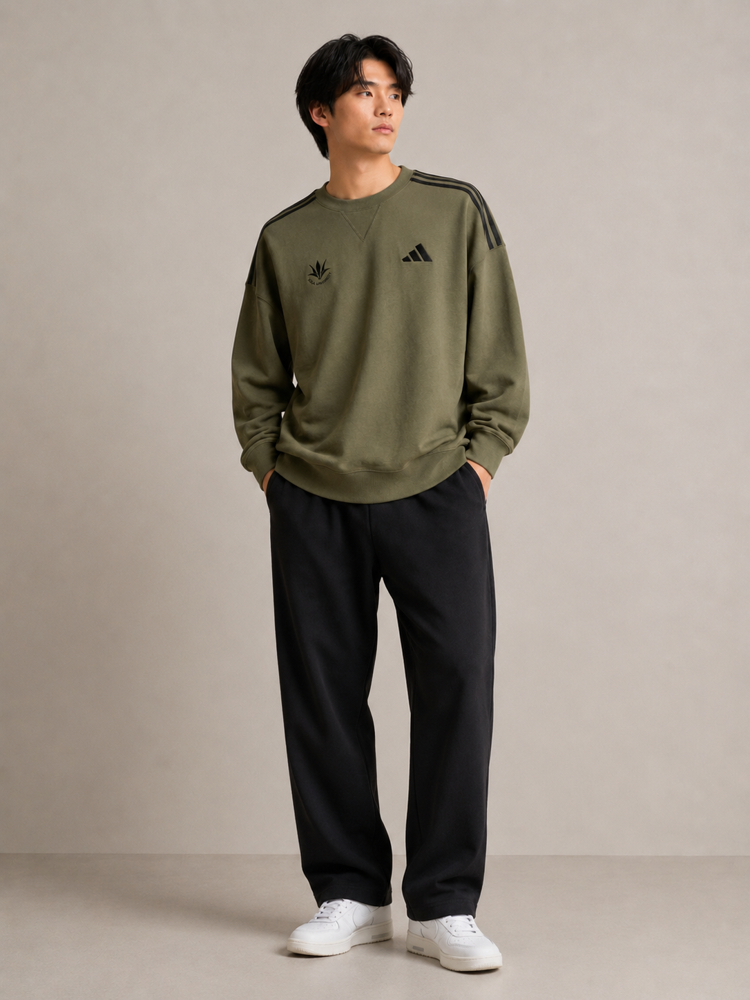【アディダス×創価大学】エッセンシャルズ プラス ルーズフィット スリーストライプス フレンチテリー スウェットシャツ(オリーブストライダー / ブラック)