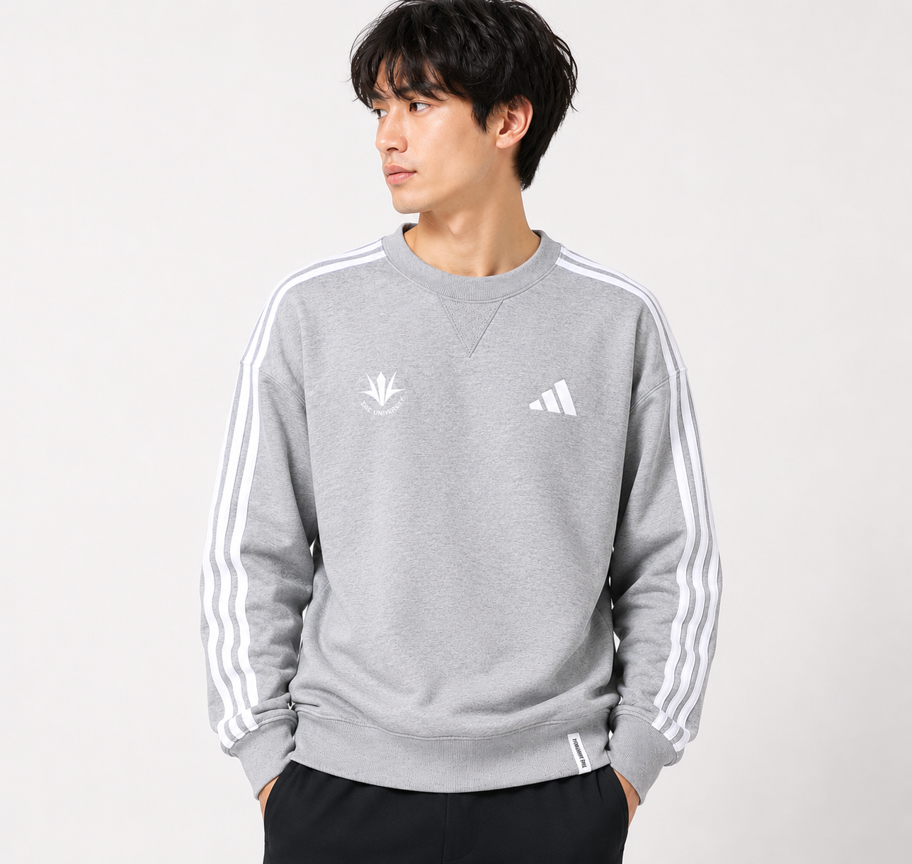 【アディダス×創価大学】エッセンシャルズ プラス ルーズフィット スリーストライプス フレンチテリー スウェットシャツ（グレー）