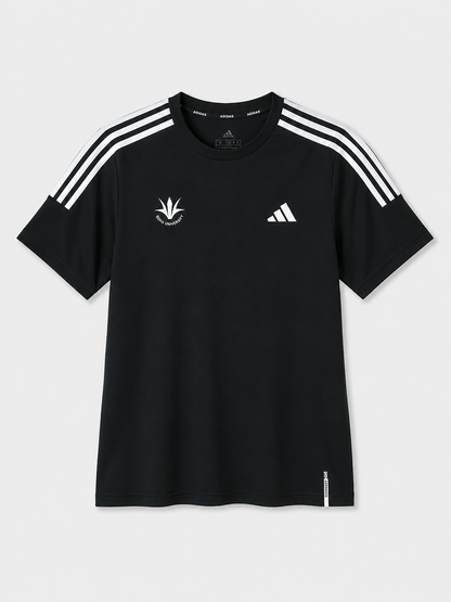 【アディダス×創価大学】エッセンシャルズ プラス ルーズフィット スリーストライプス 半袖Tシャツ（ブラック）