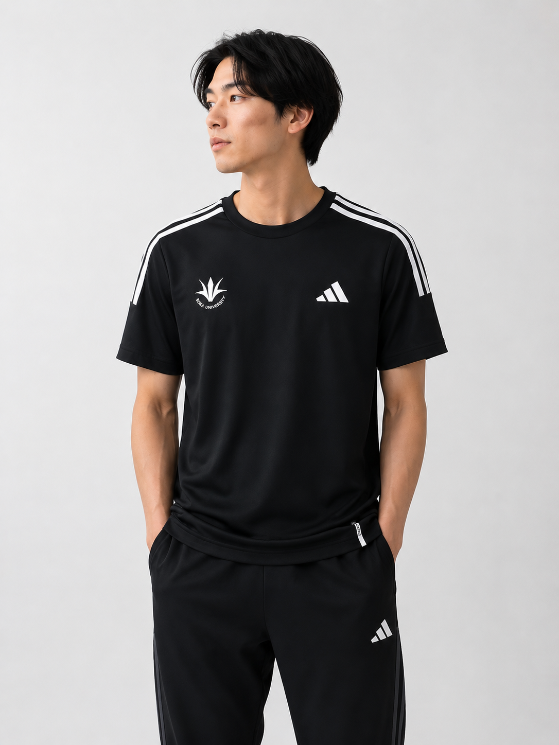 【アディダス×創価大学】エッセンシャルズ プラス ルーズフィット スリーストライプス 半袖Tシャツ（ブラック）